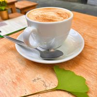 Vevi-Café mit einer Mischung aus Soja-, Hafer- & Mandelmilch - mit einer Prise Kardamom. 👍🏻  at vevi Café - vegan specialities in Cologne