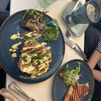 Ägg Hardy und herzhaftes Croissant   at vevi Café - vegan specialities in Cologne