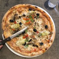 tastless vegetarian pizza pale and with no salt at Bella Pizza in Raettvik