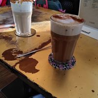 Veganer Kaffee (rechts), links ein vegetarischer Kaffee Latte at Flayva Coffee & Tea Lounge in Dortmund