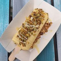 Ivory coast coconut com castanha e pistache. Cobertura de chocolate branco at Anjuna Ice Pops - Sas utca in Budapest