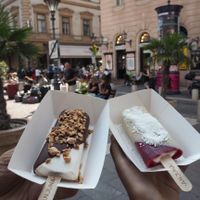 ice pop veganas (avellana coco izq con choco y frambuesa choco blanco) at Anjuna Ice Pops - Sas utca in Budapest