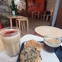 Cappuccino, Kekse, Kaffee at KA Coffee Shop in Saint-nazaire