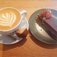 Oat mylk cappuccino and Vegan "Twix" cake at Het Koffielokaal in Hoorn