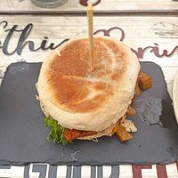 Seitan with bolo do caco at Villa 6 in Sintra