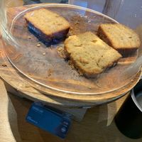 Limp banana bread - only vegan option of ~cakes - weak AF at LHR - EAT - T2 in West London