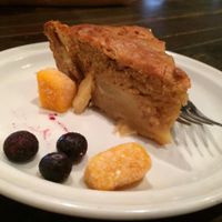 vegan apple and cinnamon cake at Otis in Hiroshima