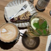 Cappuccino mit Hafermilch, Waldbeer Mohn Kuchen  at Cafe Kunst Haus in Vienna