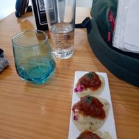 Maravilloso. Albóndigas de carne vegana heura con puré de patatas y salsa. Muy rico todo. Muy saciante. at Cor de Carxofa in Benicarlo