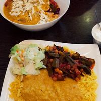 Kumpir (vegetarisch) und Reis mit Kichererbsen, Paprika, Okraschoten, Linsenmus (vegan) & Salat (leider nicht vegan) at Mr Kumpir in Wiesbaden