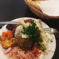 Falafel Teller klein, fresh vegetables, hummus etc. at Falafel Kimo in Hamburg