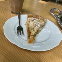 Aprikosen Streusel mit Hafer Cappuccino   at Fein in Frankfurt