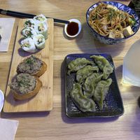 SR71 : spring au tofu fumé avocat roquette et noix tout en haut, puis G8 gunkan au caviar d’aubergine (incroyablement bon c’etait exquis!) et yakizoba aubergine (manquait de g at Sushi Kawaii in Montpellier