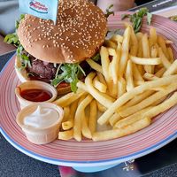 Juicy Burger, Pommes mit Ketchup und veganer Mayo at Miss PeppeR in Wietzendorf