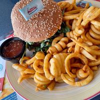 Juicy Burger mit Miss Pepper Sauce statt BBQ und Twister statt Pommes (dafür Aufpreis), dazu Sweet Chilli Dip at Miss PeppeR in Wietzendorf