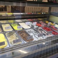 Lots of vegan flavors clearly identified at La La Ijs in Amsterdam