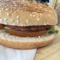 La hamburguesa vegan sin queso. El sustituto de carne era muy sabroso   at Vai Vai Geres in Geres