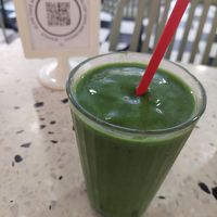 Green day smoothie with spinach + kale + mango + apple at Socola in Murcia