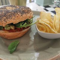 Vegan bagel with red pesto, avocado and spinach at Socola in Murcia