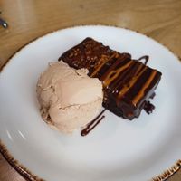 Vegan brownie and hazelnut ice cream at Socola in Murcia