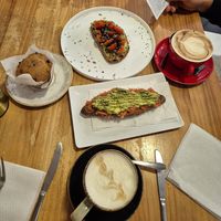Muffin vegano de plátano y pepitas de chocolate, tostadas deliciosas y cafés de especialidad con bebida vegetal at Socola in Murcia