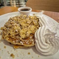 Tortitas veganas con sirope de arce, nueces, plátano y nata vegetal. Deliciosas!!! at Socola in Murcia