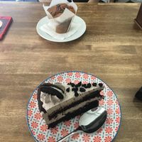 Vegan banana and chocolate muffin & vegan oreo cake at Socola in Murcia