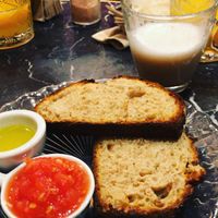 Tostadas: Tomate, AOVE y sal rosa de Himalayas at Bombon in Madrid