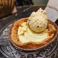 tartaleta de manzana con helado de avellanas at Bombon in Madrid
