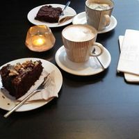 Chai latte, veganer Brownie & Schoko-Kirsch-Nuss-Kuchen at Makery in Braunschweig