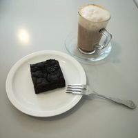 Soy latte and plum chocolate brownie at Veganique in Seoul