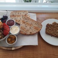 Pequeno almoço vegano at Coffee & Waves in Lagos