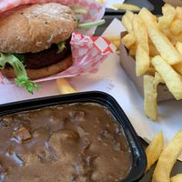 Beetburger, Pommes und Tartaar-Sauce at Frituur Tartaar in Ghent