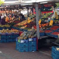 Groente en fruit kramen at Assen Farmer's Market in Assen