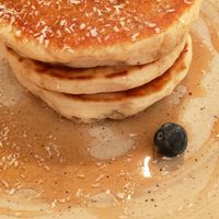 Blueberry pancakes with maple and coconut at LEO Pancakes in Leuven
