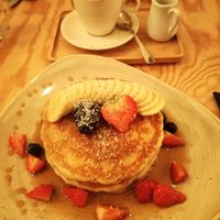 Fruit circle vegan pancake (with strawberries, banana, blueberries, coconut and syrup) at LEO Pancakes in Leuven