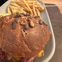 Burgher Vegan di ceci, con radicchio, cipolle agrodolci, pesto di noci, zucca e patatine fritte  at Il Caminetto in Transacqua