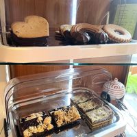 Unten links die zwei veganen Kuchen- haben super geschmeckt 🤗  at Bilobi Laden & Cafe in Strobl