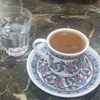 Arabischer Kaffee (im Hintergrund: türkischer Kaffee) at Falafel House in Istanbul
