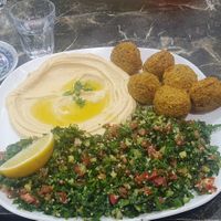 Kaffee und Veganer Falafelteller (Falafeln, Hummus, Tabibuleh) at Falafel House in Istanbul