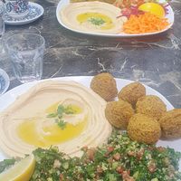 Veganer Falafelteller (Falafeln, Hummus, Tabibuleh) at Falafel House in Istanbul