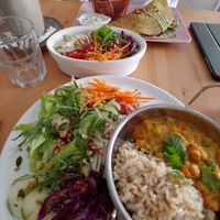 Die beiden Tagesgerichte at Leaves Cafe in Cotovia