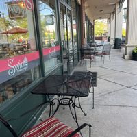 Outdoor seating  at Swirls Frozen Yogurt in Parker