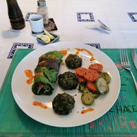 Rollitos raw de acelga y alga nori, bunuelos de verduras AL horno con verduras glaseadas, loyonesa raw de morron at Oli Veggie Food in Punta Del Este