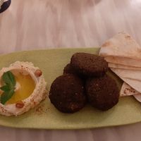 Falafel con hummus at Zaitun in Cartagena