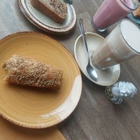 Vegan saucijzenbroodje, vegan bananen walnoot chocoladecake, chai thee, vegan milkshake aardbei at Kringloop Twello in Twello