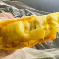 Fried banana fritter at Delisnacks 德利食 - Tekka Market in Central Singapore