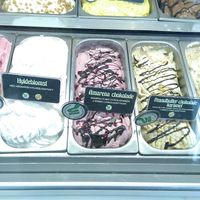 Vegan options: elder flower, amarena chocolate, peanutbutter chocolate at Paradis - Vesterbro in Copenhagen