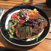 Hash browns made with sweet potatoes, marinated tomatoes, spinach,.. at Bar d'Henri in Antwerpen