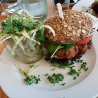 Veganer Burger mit Krautsalat at Café Spatz in Bernkastel-kues
